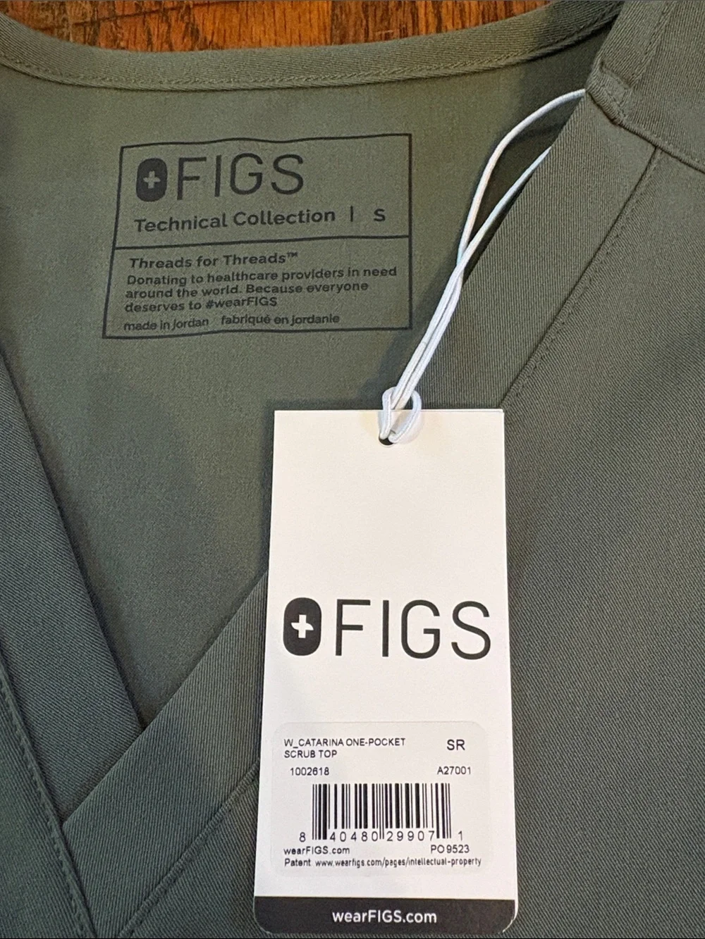 🎉NWT Catarina One Pocket Figs Women's V-Neck Top in Moss Green! - Picture 2 of 3